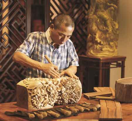 王士豐紅木：醉心精雕，極致工藝詮釋新時(shí)代“工匠精神”